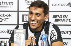 Botafogo fica 'pistola' e não quer mais lateral uruguaio