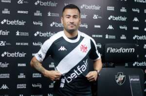 Atacante chileno 'muda de nome' no Vasco, quer títulos e Libertadores