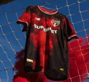 São Paulo lança novo uniforme e revolta torcida nas redes: 'Coisa feia'