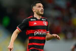 Uruguaio tem lesão ligamentar e só volta a jogar pelo Flamengo em 2025