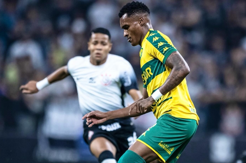 Titular abosoluto do Cuiabá sofre lesão no joelho