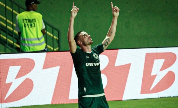 Thiago Galhardo marcou três gols na goleada do Goiás