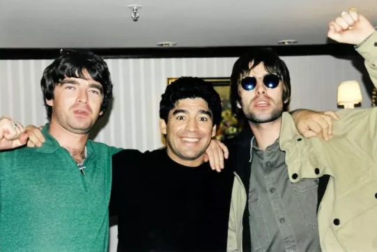 Maradona (centro) e os irmãos Gallagher