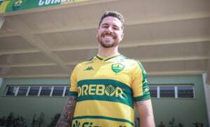 Cuiabá apresenta ex-meia do Botafogo: 