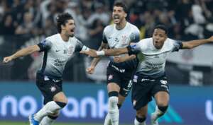 Gustavo Henrique é decisivo em classificação do Corinthians na Sul-Americana
