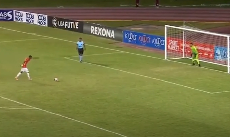 Jogadores erram pênaltis de propósito em protesto contra gol anulado na Venezuela