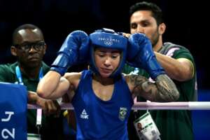 Olimpíadas: Carol Naka e Bárbara Santos perdem e se despedem no boxe em luta de estreia