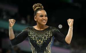 Olimpíadas: Rebeca chega perto de Biles, leva prata no individual geral e alcança feito histórico