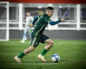 Série C: Lateral do Floresta celebra permanência: 