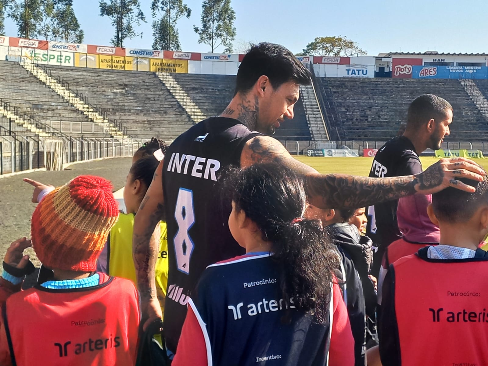 Série D: Inter de Limeira visita de crianças do Instituto Futebol de Rua no Limeirão (Foto: Divulgação/Inter de Limeira)