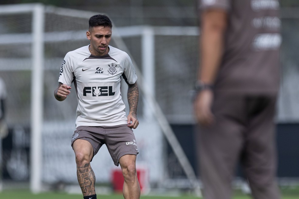 Gustavo Mosquito treina no Vitória e aguarda decisão da Justiça para assinar contrato (Foto: Rodrigo Coca/Agência Corinthians)