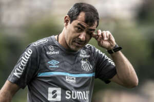 Carille vê pressão após tropeço do Santos, mas confia: 'Não penso em pedir demissão'