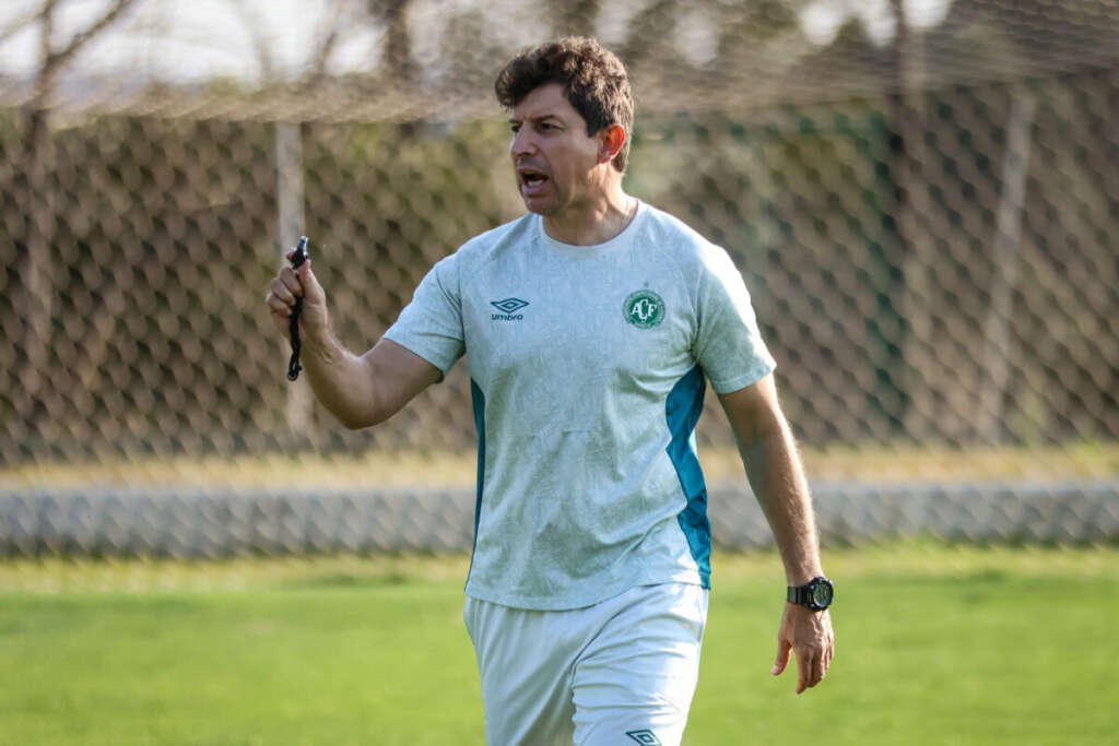 Ex-Corinthians e Grêmio desabafa após ser demitido da Chape com 12 dias de trabalho