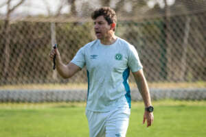 Ex-Corinthians e Grêmio desabafa após ser demitido da Chape com 12 dias de trabalho