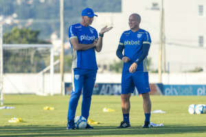 Jogadores negam movimento em prol da demissão de treinador do Avaí