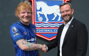 Inglês: Cantor Ed Sheeran compra fatia do Ipswich, que está de volta à elite