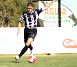 Lateral-direito do Votuporanguense comemora classificação para as oitavas da Copa Paulista