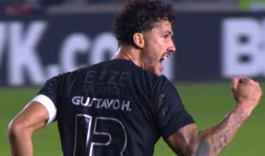 Zagueiro marca 1º gol e mantém Corinthians vivo na Copa do Brasil