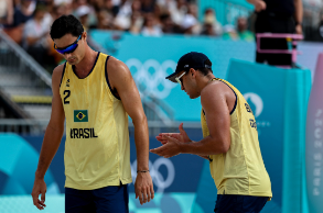 Olimpíadas: André e George perdem de alemães e terminam em nono lugar no vôlei de praia