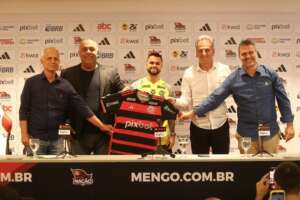 Michael é apresentado no Flamengo e mira nova fase: 'Sou um cara mentalmente diferente'