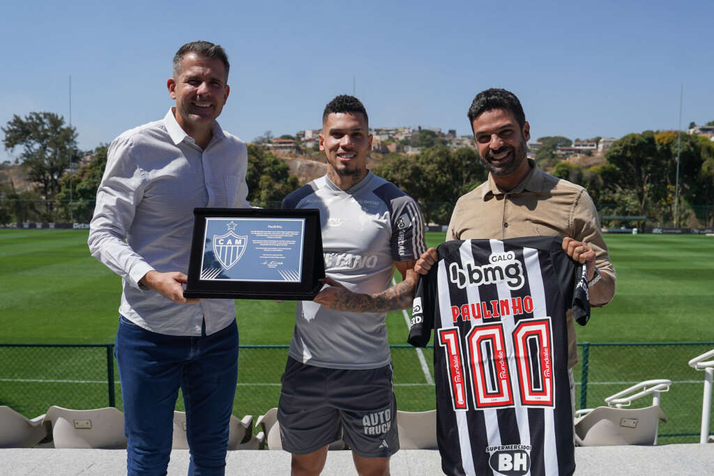 Paulinho recebe placa em homenagem aos 100 jogos pelo Atlético-MG