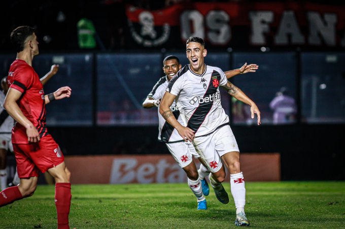 Hugo Moura manda a real e Puma dedica vitória do Vasco a Izquierdo