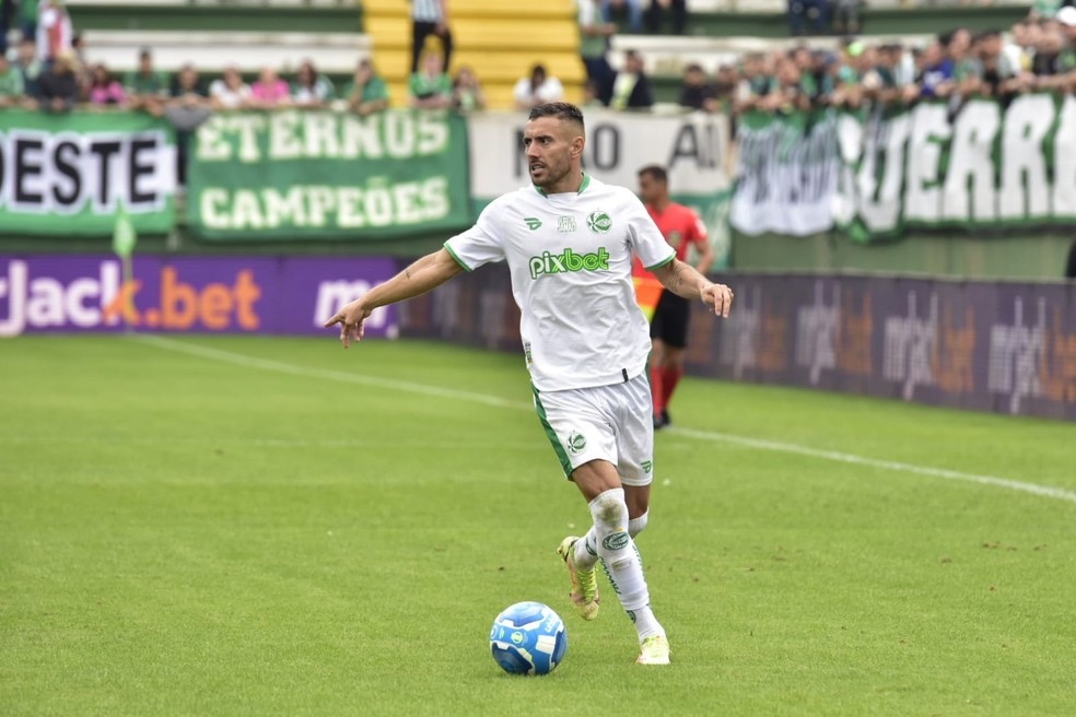 Alan Ruschel questiona arbitragem após derrota do Juventude para o Atlético-GO (Foto: Arthur Dallegrave/E.C Juventude)