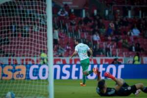 Nenê bate Ceni e se torna jogador mais velho a fazer gol no Brasileirão