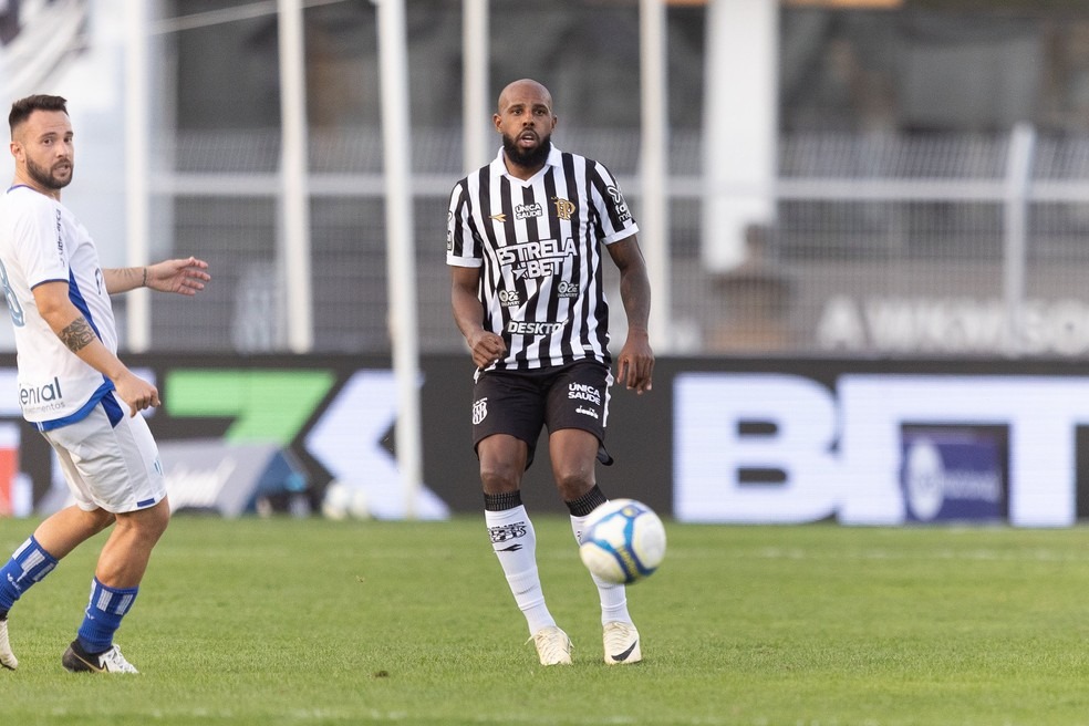 Série B: Zagueiro da Ponte Preta pede desculpas após expulsão contra a Chapecoense (Foto: Diogo Reis/PontePress)