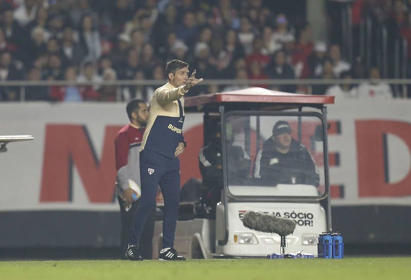 Auxiliar técnico do São Paulo é suspenso por um jogo e leva advertência por expulsão em julho (Foto: Paulo Pinto / São Paulo FC)