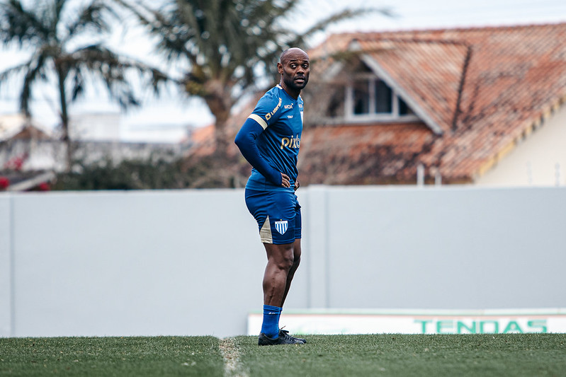 Técnico do Avaí coloca 'panos quentes' em discussão de Love com torcida na Série B