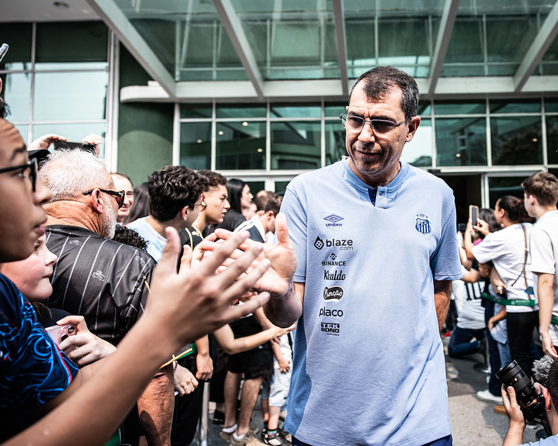 Carille culpa gramado por jogo fraco e admite pressão no Santos na Série B