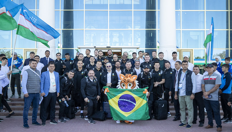 Seleção brasileira desembarca em Bukhara para estreia na Copa do Mundo de futsal do Usbequistão