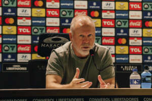 Mano Menezes explica beijo para torcida e já prepara o Flu para o clássico no Brasileirão