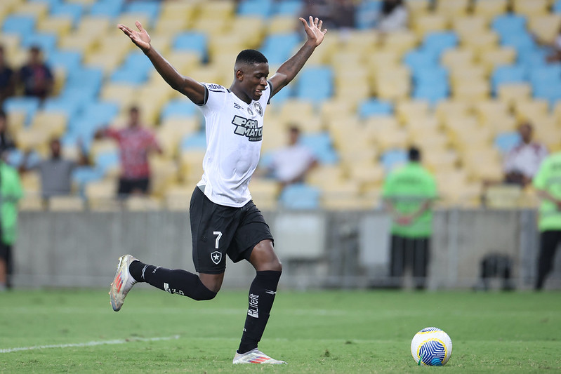 Autor do gol da vitória no clássico enaltece 'passe açucarado' e liderança do Botafogo