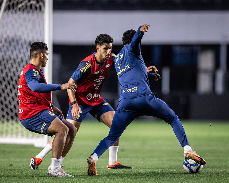 Giuliano celebra marca de 800 jogos e projeta Santos na liderança da Série B