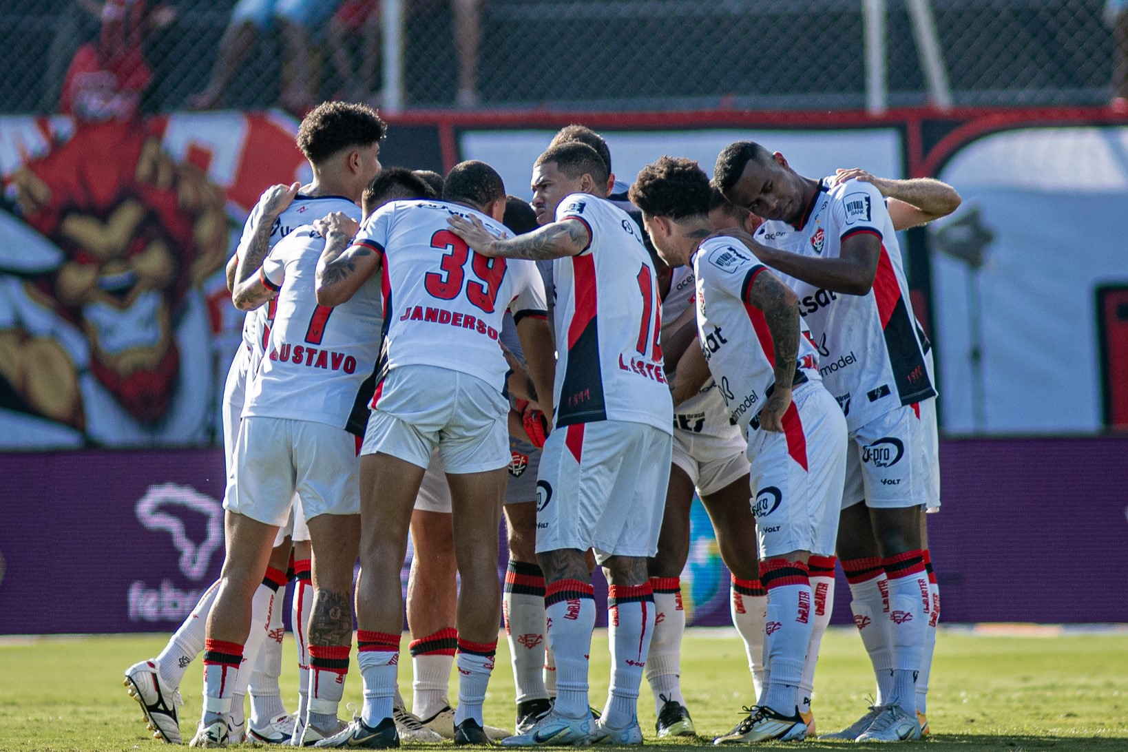 Leão busca terceiro triunfo seguido pela 1ª vez no Brasileirão contra o Inter (Foto: Victor Ferreira/EC Vitória)