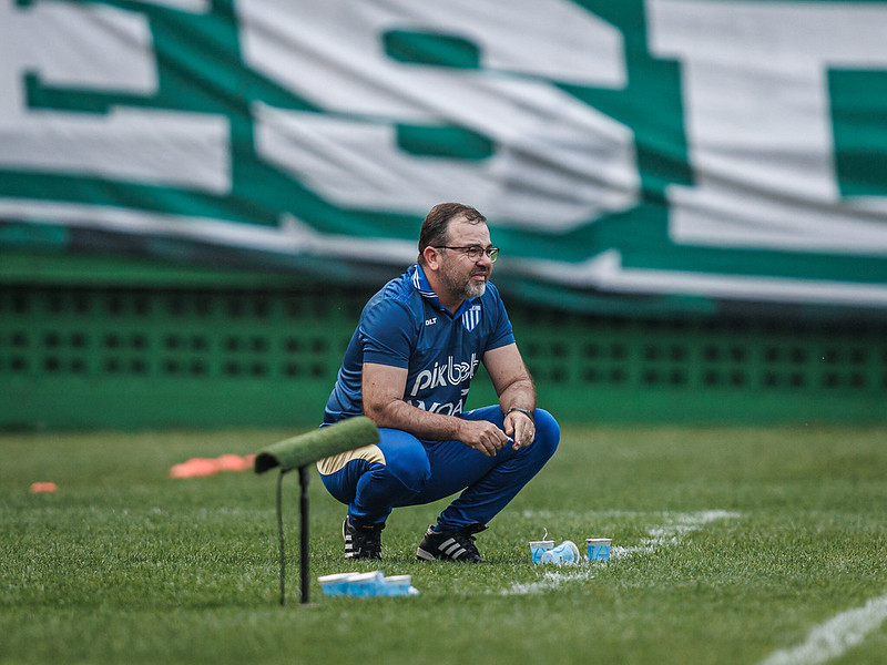 Enderson Moreira normaliza derrota em clássico e foca na sequência do Avaí na Série B