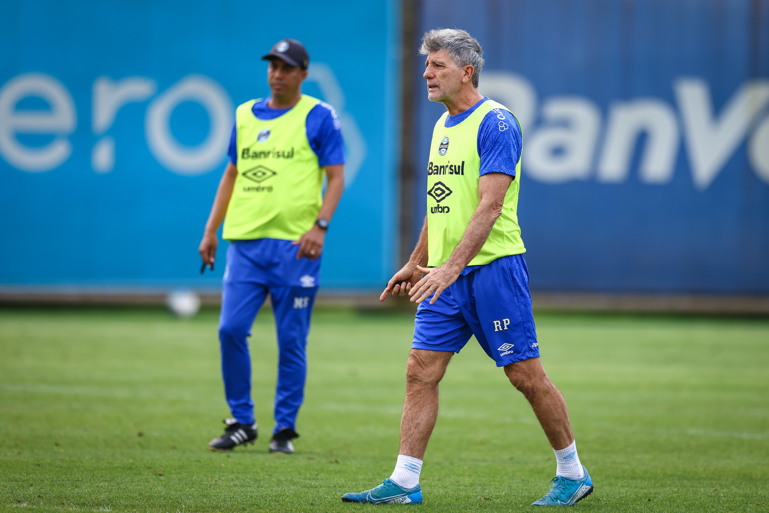 Renato Gaúcho volta a comando o Grêmio na beira do gramado