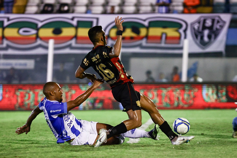 Igor Cariús marca para o Sport na Série B (Foto: Paulo Paiva / Sport Recife)