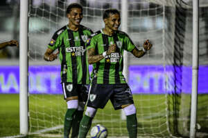 Ponte Preta 0 x 2 América-MG - Élvis perde pênalti e Macaca se complica na Série B