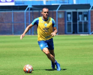 Recuperado de lesão, Pedro Castro treina e deve reforçar o Avaí contra o Goiás