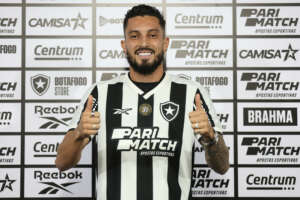 Alex Telles treina no Botafogo e projeta estreia contra o Corinthians