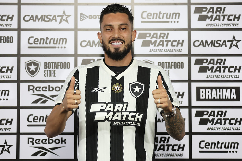 Alex Telles diz querer estrear contra o Corinthians