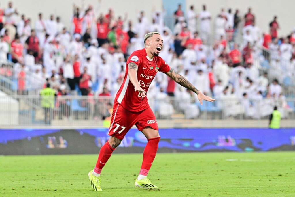 Atacante ex-Flamengo mantém time na liderança nos Emirados Árabes