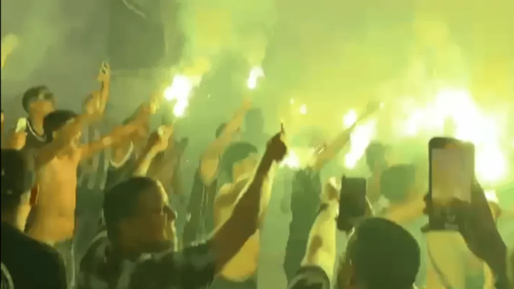 Torcida faz festa no Aeroporto do Galeão antes de embarque do Botafogo