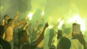 Torcida faz festa no Aeroporto do Galeão antes de embarque do Botafogo