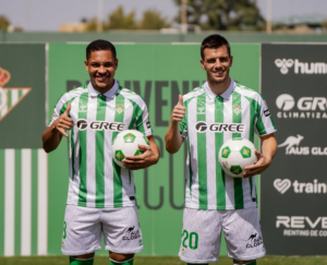 Vitor Roque se emociona em apresentação no Bétis: 'Ser feliz aqui'