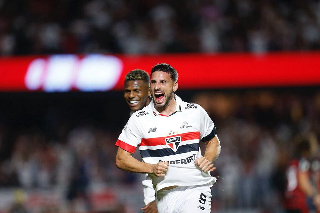 Calleri alcancara 450 na carreira contra o Internacional