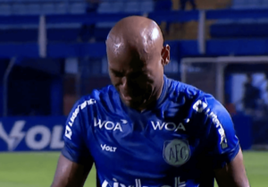 Vagner Love discute com a torcida, não dá entrevista e deixa Ressacada chorando